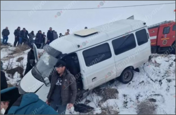 В аварии в Арагацотнском марзе пострадали 13 человек